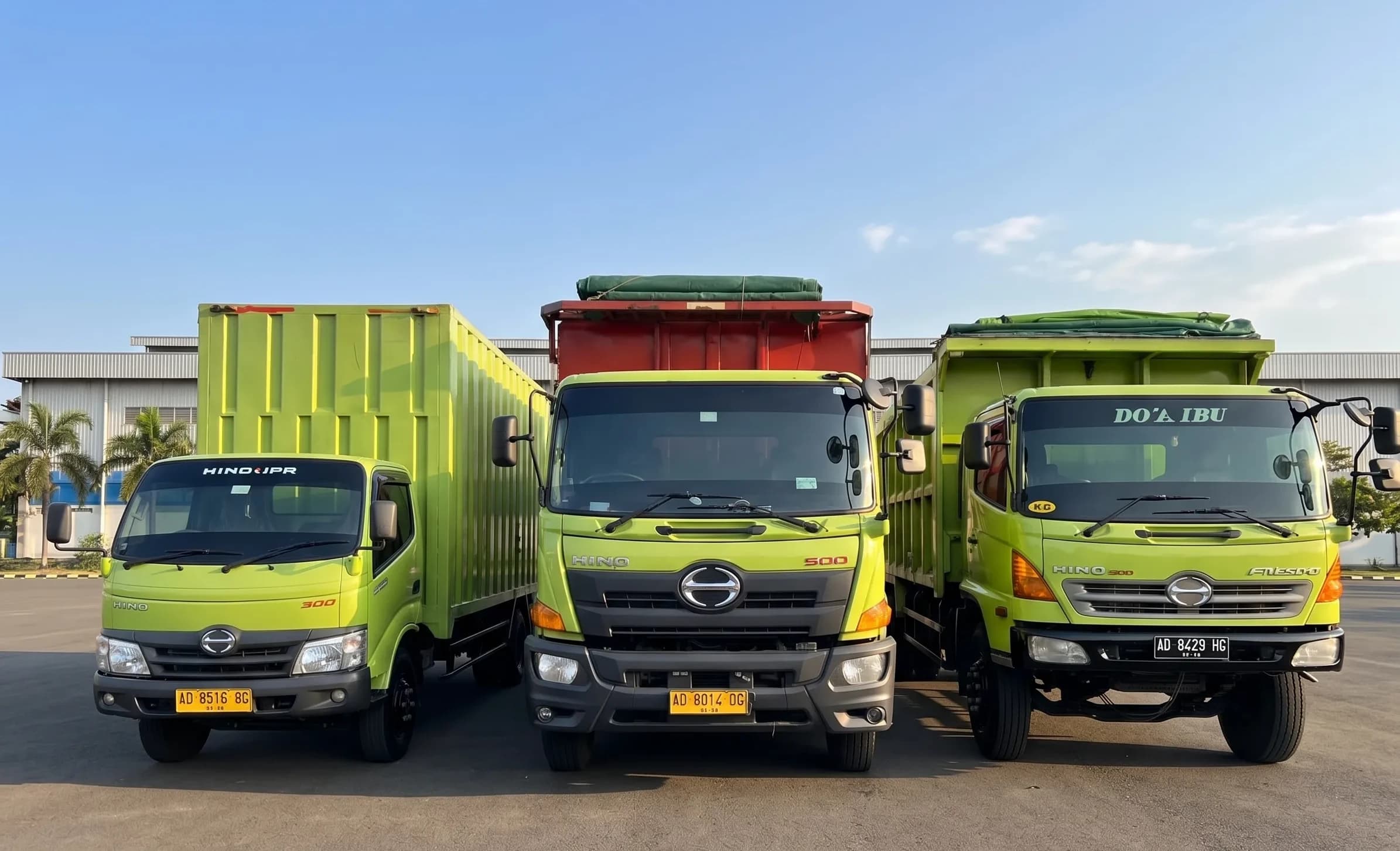 Foto armada truk JBI dalam format lanskap