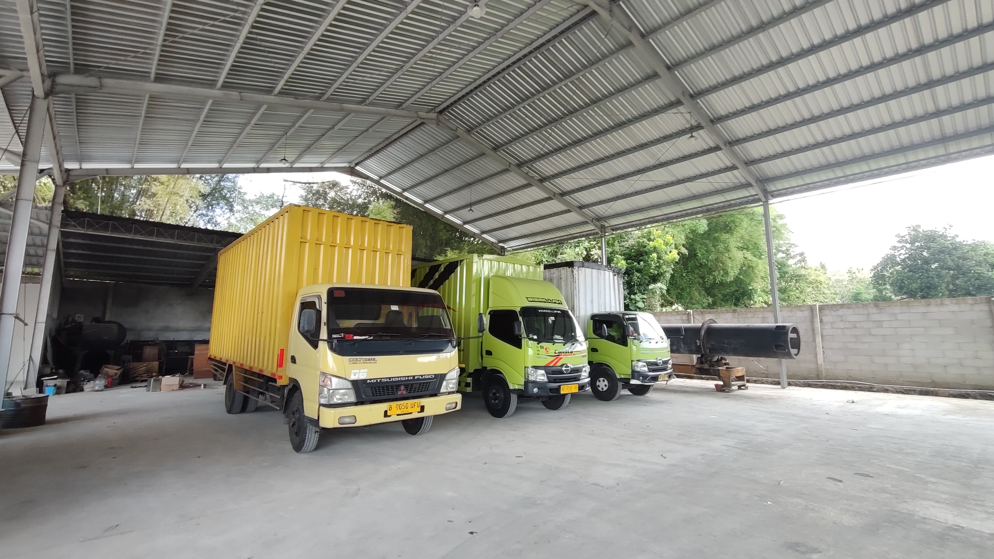 Foto armada truk JBI di area parkir